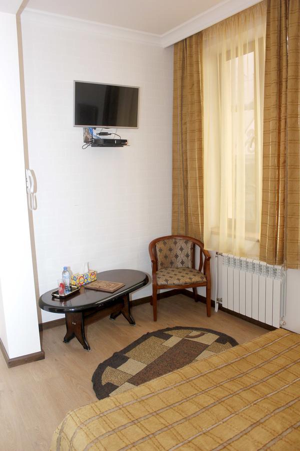 Hin Yerevantsi Hotel Exterior foto